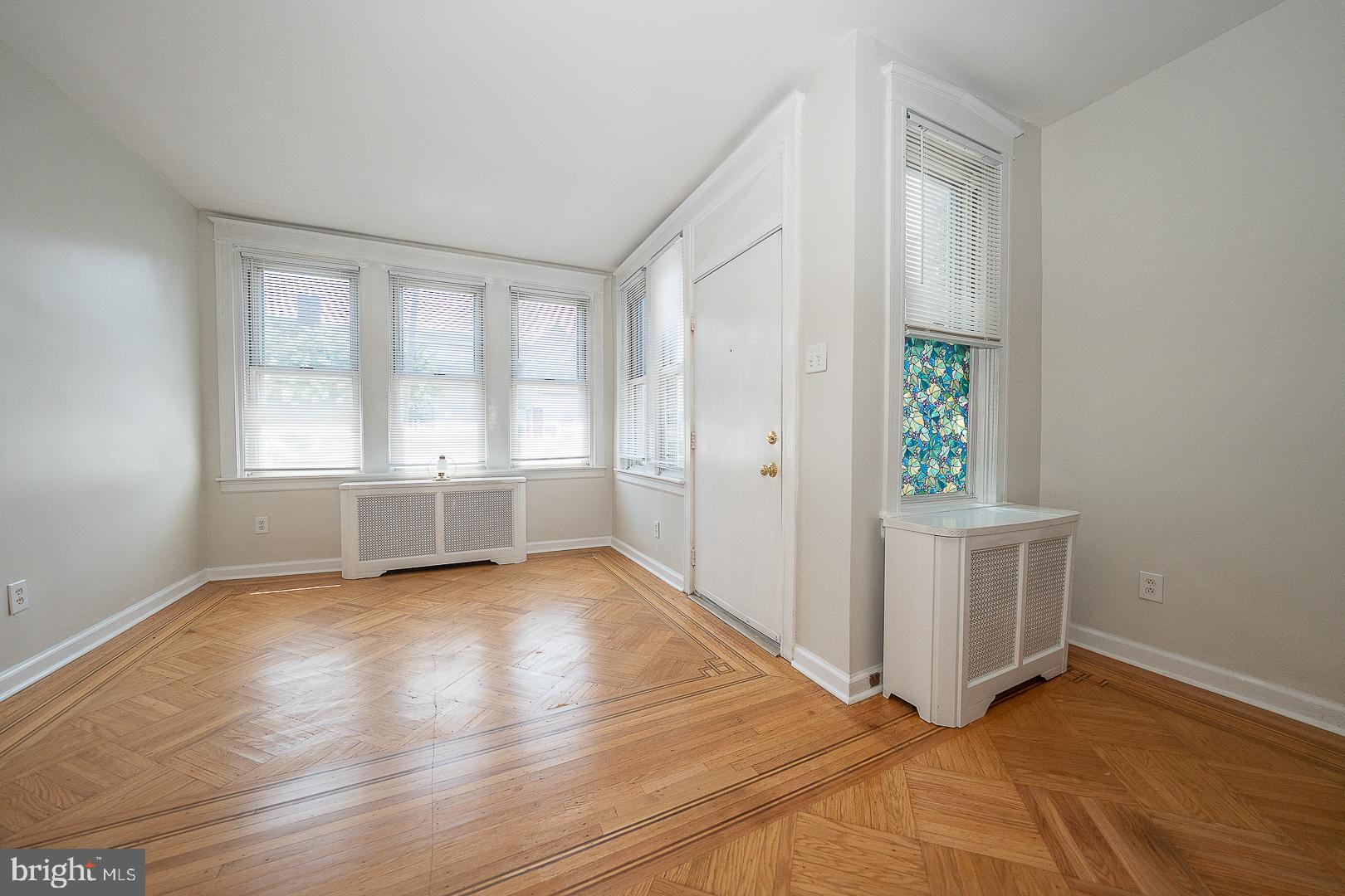 628 Gerhard Street Philadelphia, PA 19128 - Photo 5 of 30 Living Room