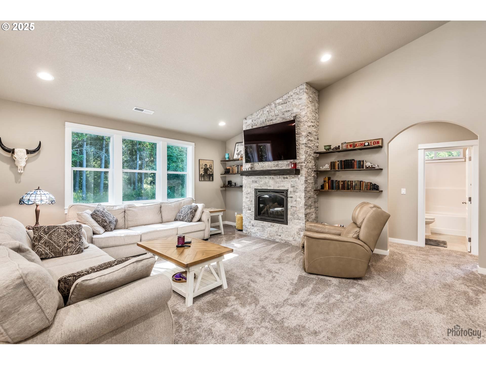 88454 Sproat Ranch Road Veneta, OR 97487 - Photo 6 of 48 Living Room