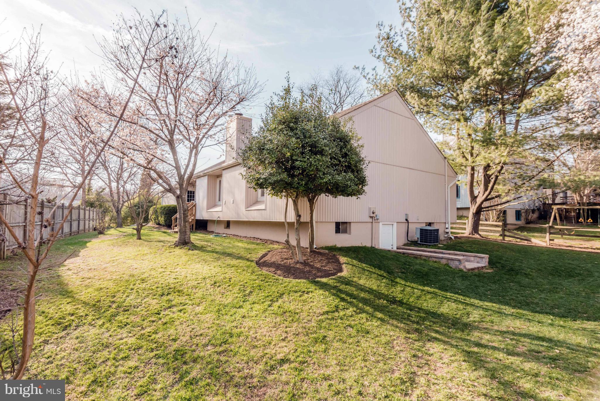 4413 Pleasant Valley Road Chantilly, VA 20151 - Photo 4 of 30 YARD 2