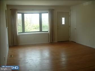 1004 Neck Road Burlington, NJ 08016 - Photo 2 of 6 Living Room