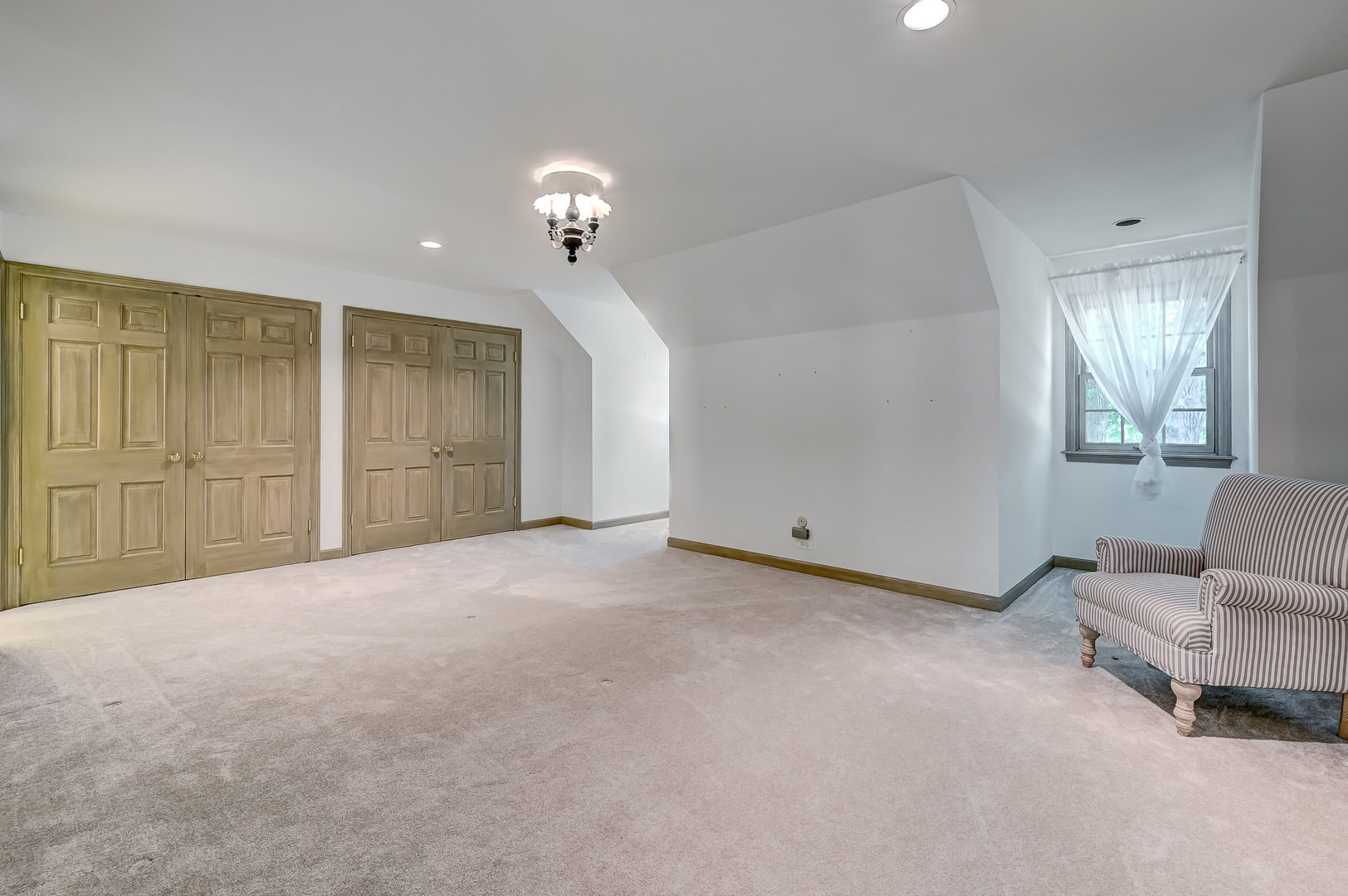 8857 Johnston Road Burr Ridge, IL 60527 - Photo 29 of 47 an empty room with windows and closet