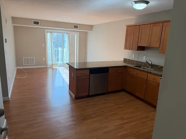 $2,195 | 670 Bedford Street, Unit 101, Whitman, MA 02382