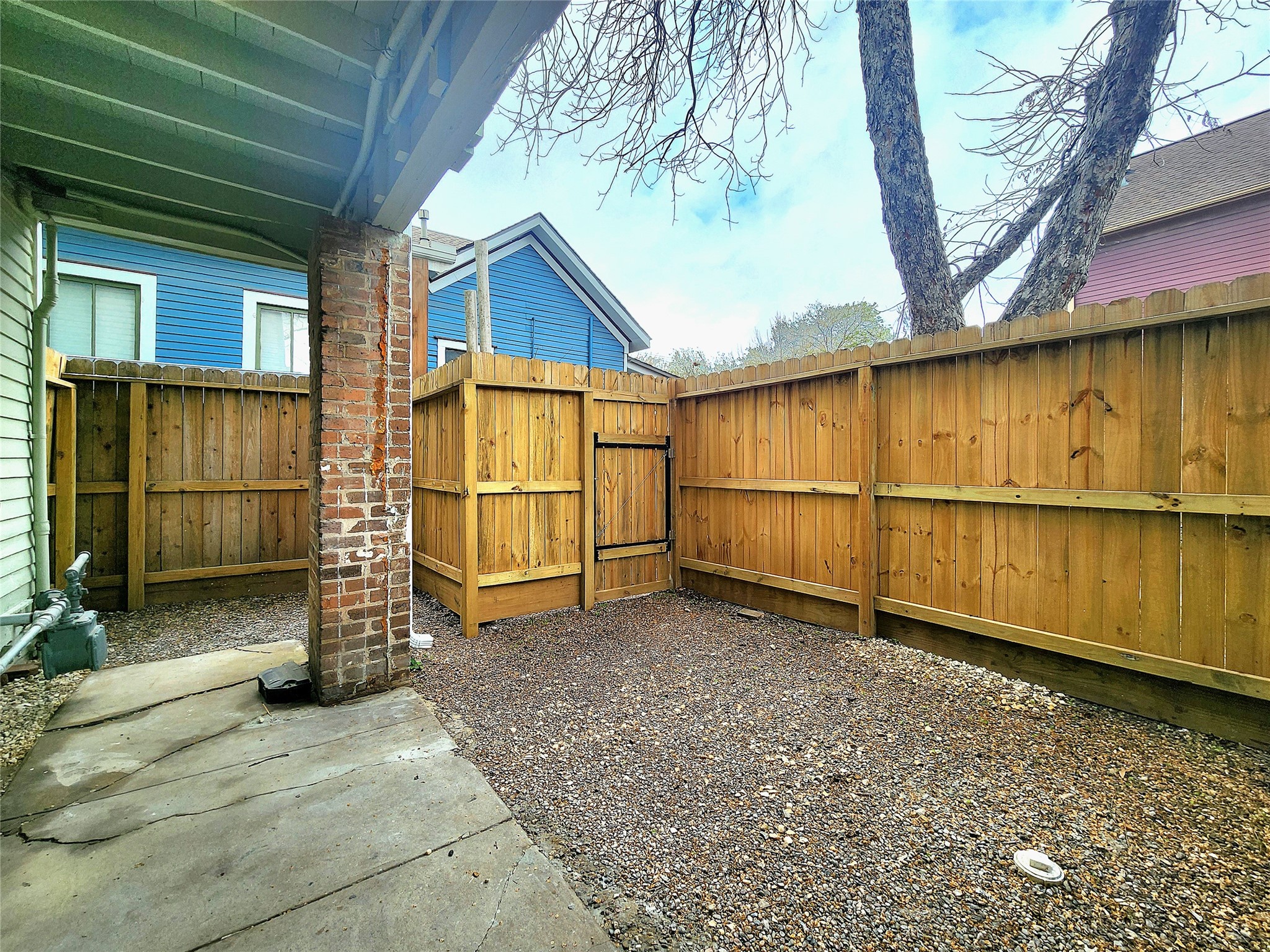 1818 Kane Street, Unit 1 Houston, TX 77007 - Photo 15 of 27 Private patio/court yard.