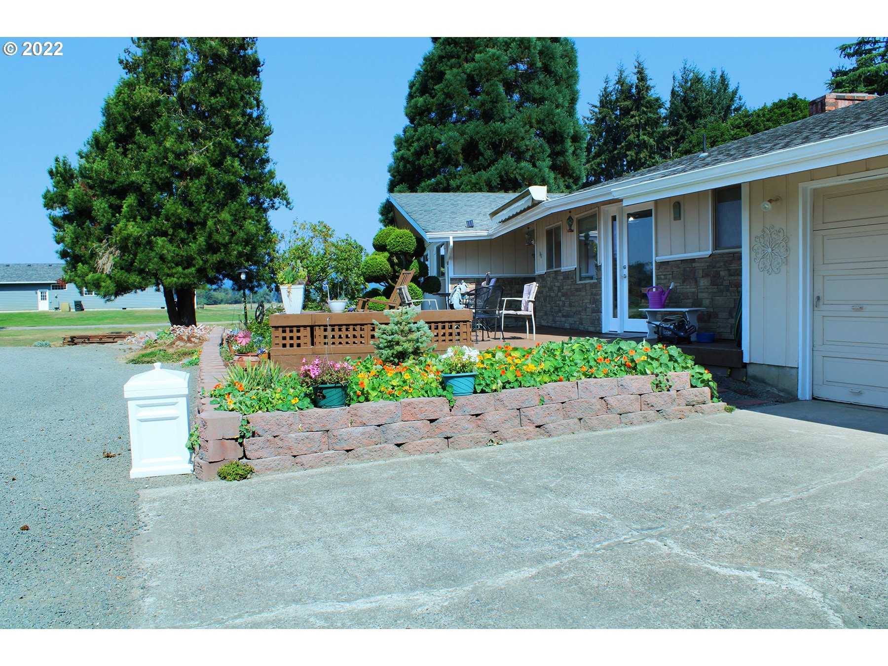 160 Roberson Road Woodland, WA 98674 - Photo 2 of 25 a backyard of a house