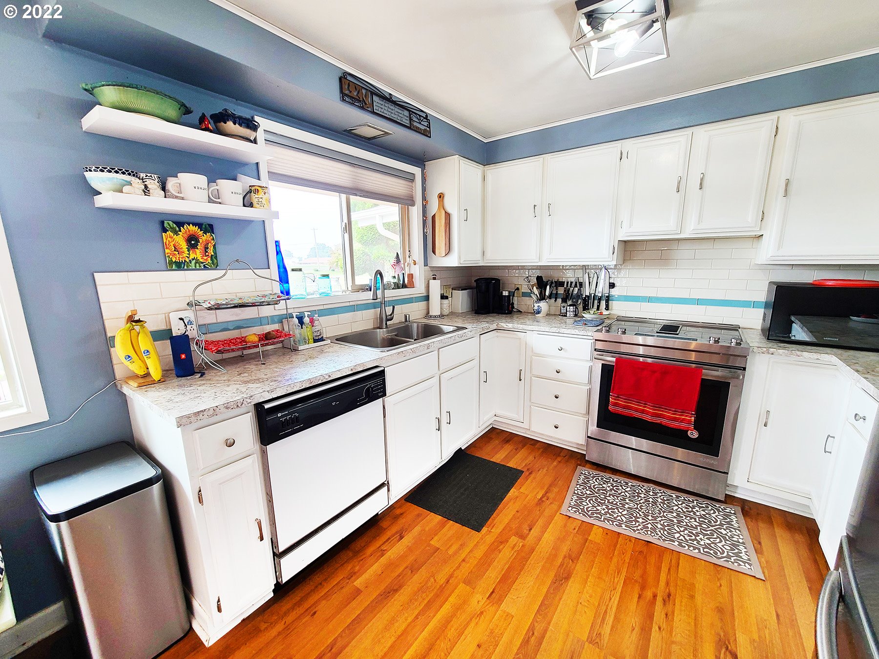 160 Roberson Road Woodland, WA 98674 - Photo 10 of 25 a kitchen with a stove a sink and a microwave