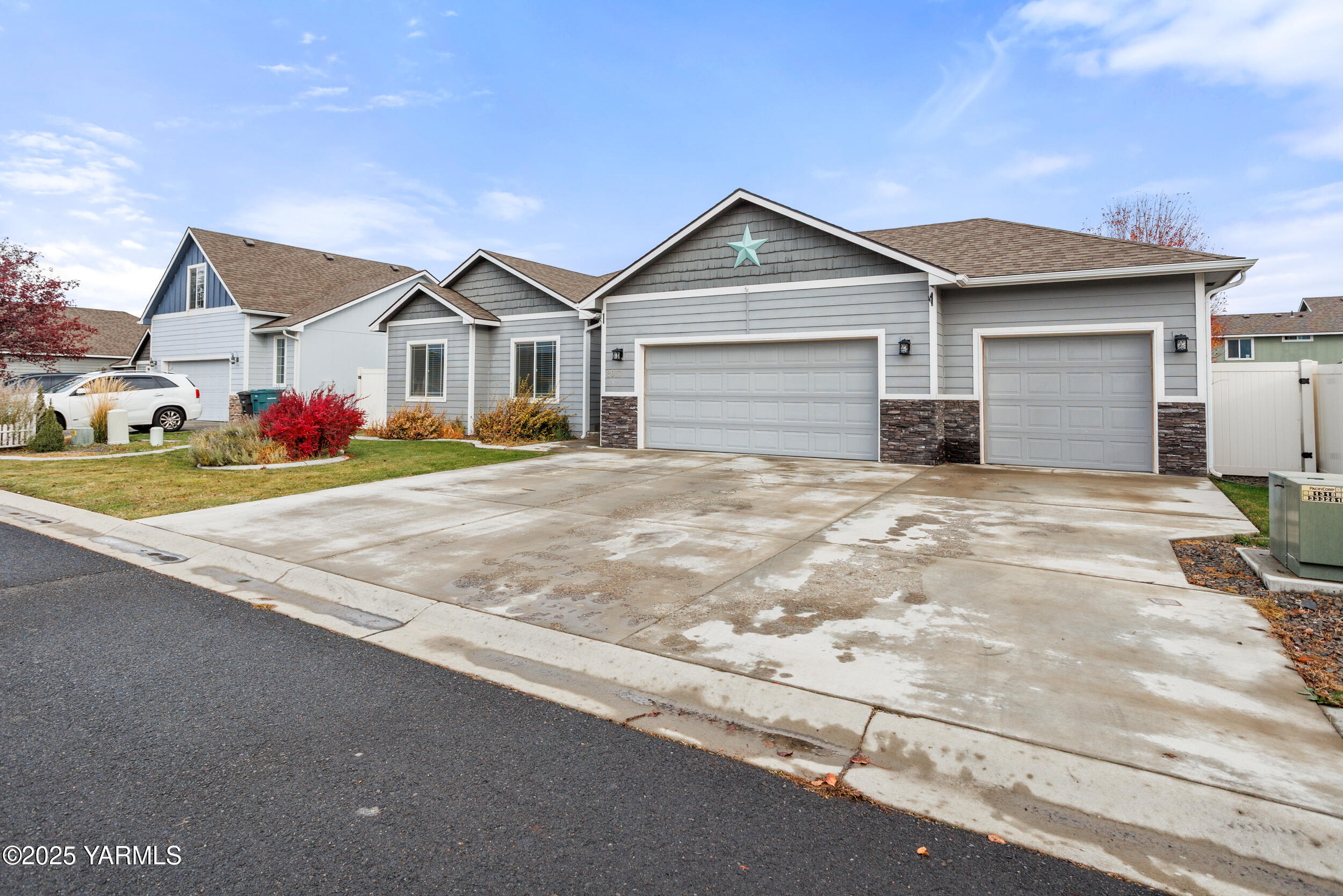2017 South 59th Avenue Yakima, WA 98903 - Photo 3 of 32 a front view of a house with a yard and garage