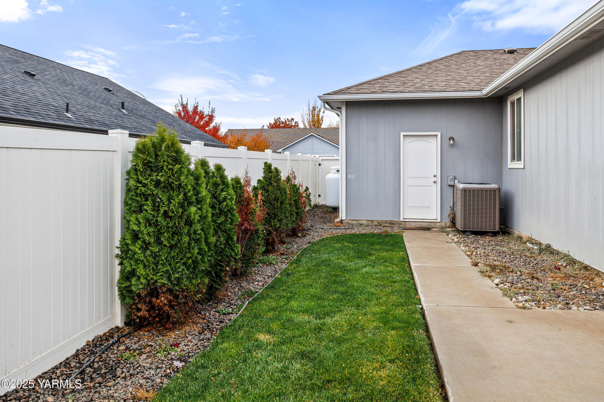 2017 South 59th Avenue Yakima, WA 98903 - Photo 32 of 32 a front view of a house with a garden