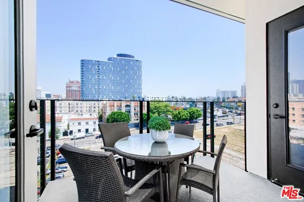 $2,945 | 2847 Leeward Avenue, Unit 503, Los Angeles, CA 90005