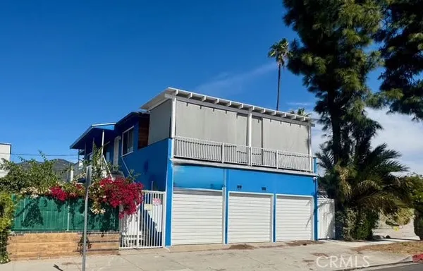 a house view with a outdoor space