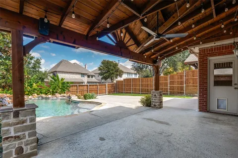 a view of a house with backyard and porch