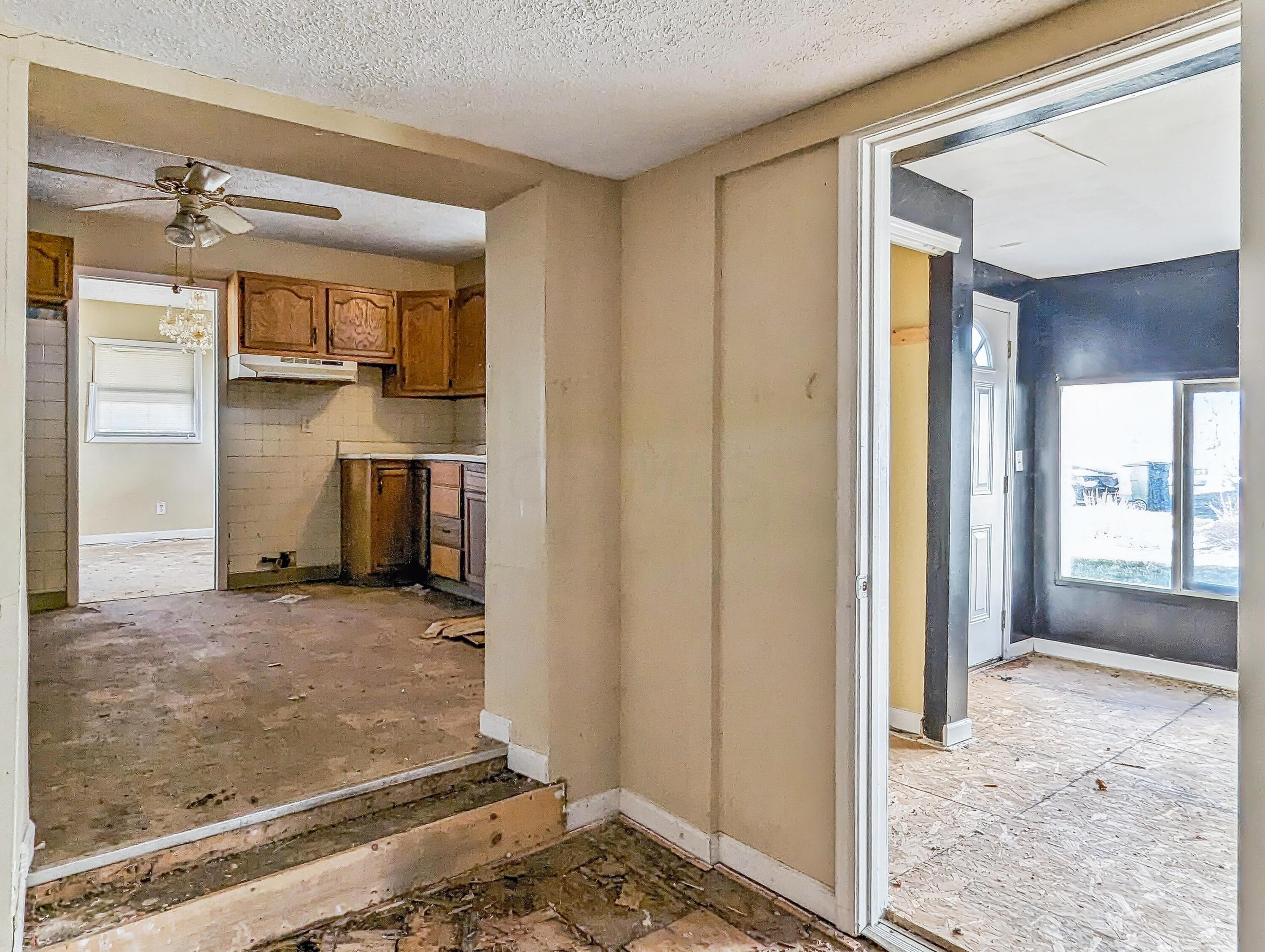 1231 Hart Road Columbus, OH 43223 - Photo 21 of 40 PXL_20230308_211023443