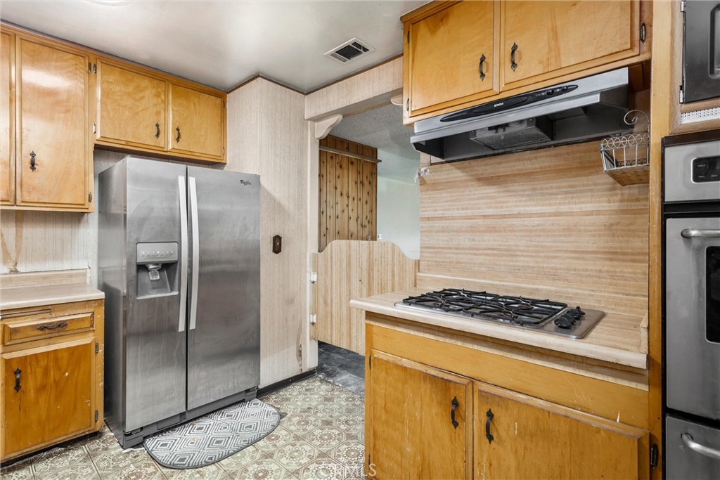 450 West Cromwell Street Rialto, CA 92376 - Photo 12 of 35 Built in gas 4 burner stove w/ exhaust hood