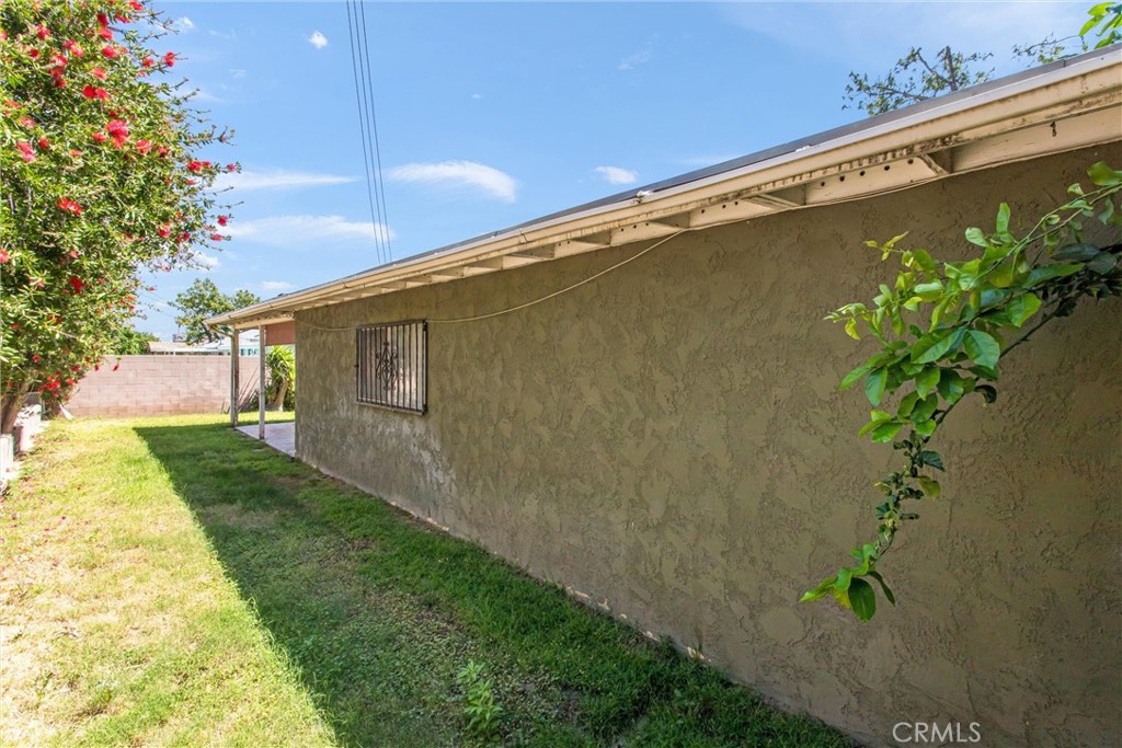 450 West Cromwell Street Rialto, CA 92376 - Photo 33 of 35 West side of the back yard