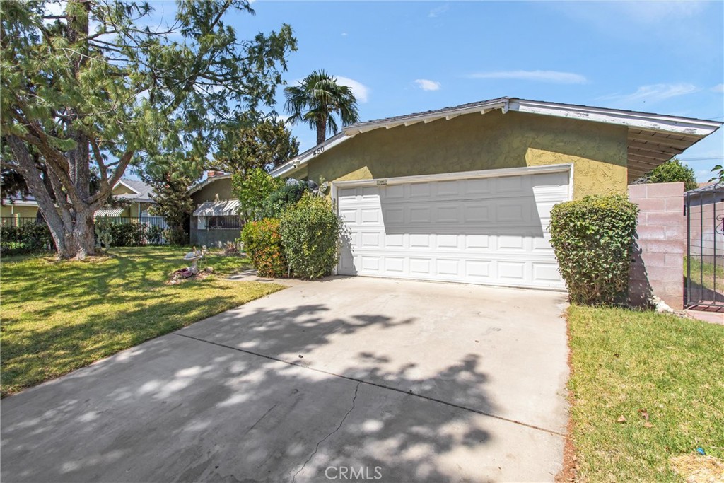 450 West Cromwell Street Rialto, CA 92376 - Photo 4 of 35 2 car garage w/ automatic garage door opener