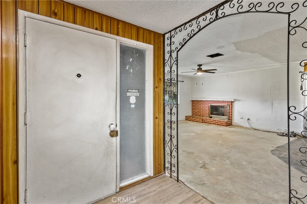 450 West Cromwell Street Rialto, CA 92376 - Photo 6 of 35 Entryway w/ view of the living room