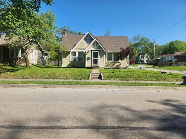 $225,000 | 1006 East Pearl Street, Harrisonville, MO 64701