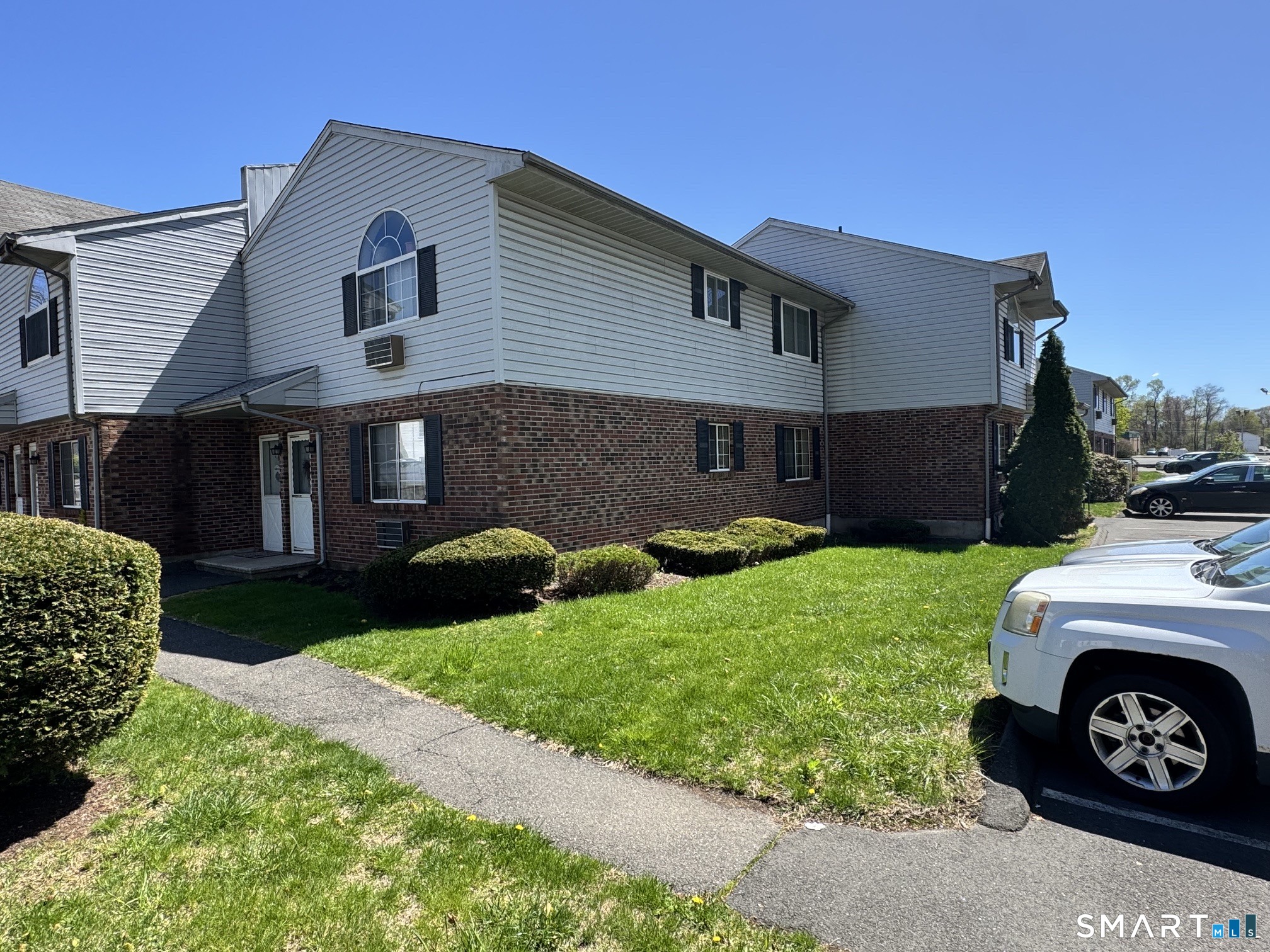 975 Meriden Road, Unit 117 Waterbury, CT 06705 - Photo 13 of 16 a view of a house with a garden