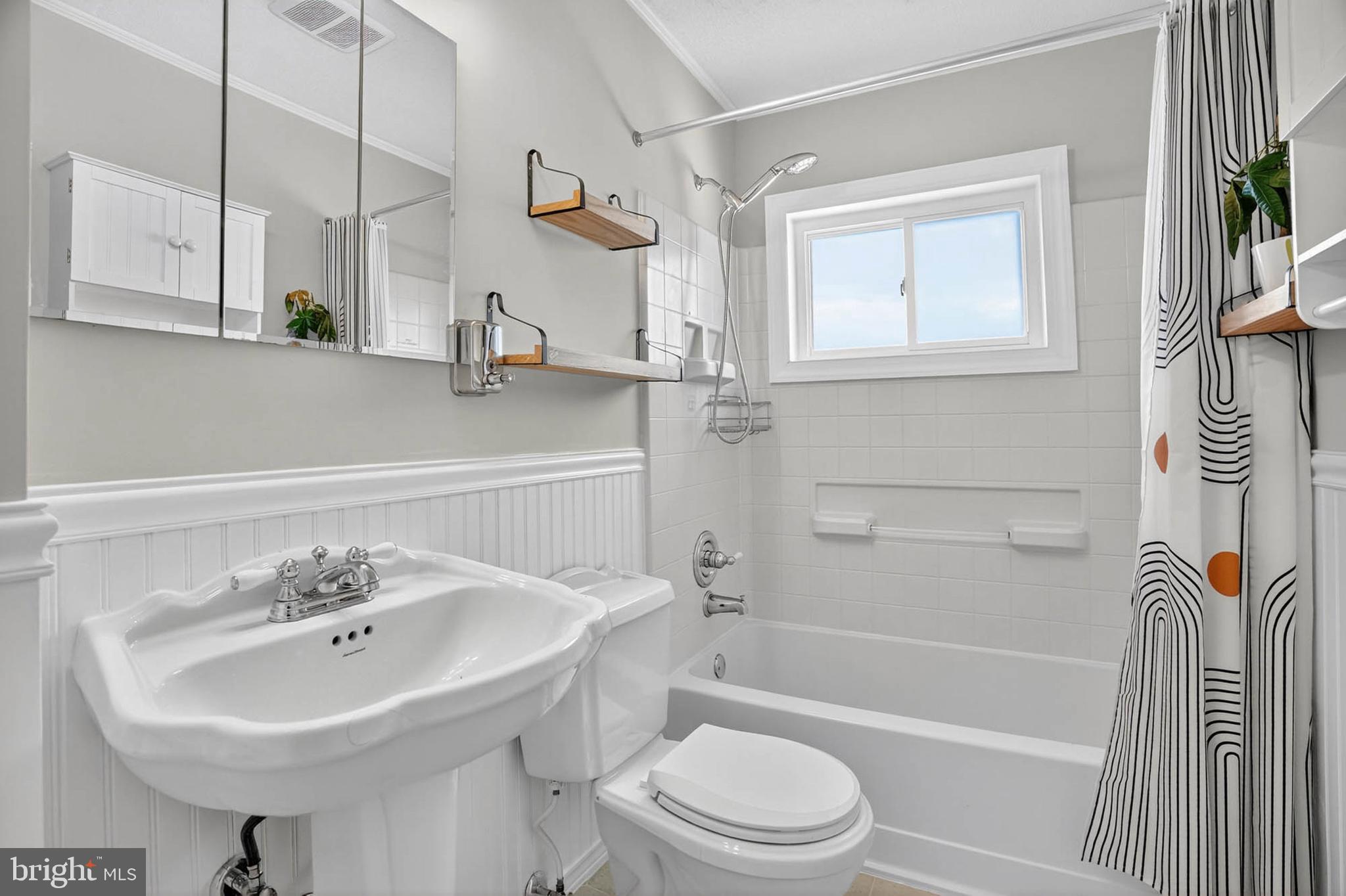 920 Vanderwood Road Catonsville, MD 21228 - Photo 16 of 25 a bathroom with a sink a toilet and a bathtub