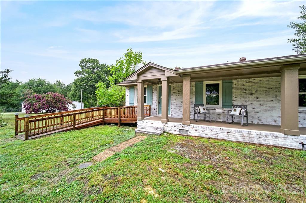 1586 Lloyd White Road Clover, SC 29710 - Photo 4 of 35 Gallery Image 4