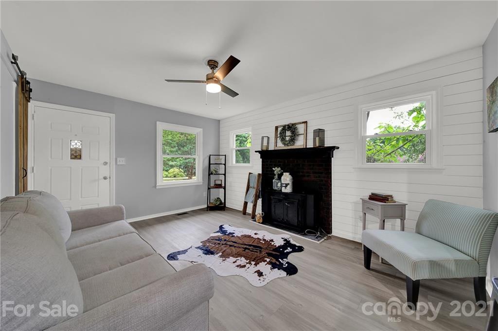 1586 Lloyd White Road Clover, SC 29710 - Photo 9 of 35 Gallery Image 9
