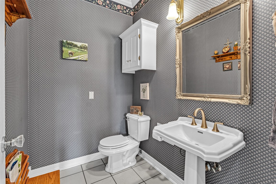 10299 Paddy Hamilton Road Belton, TX 76513 - Photo 28 of 39 a bathroom with a toilet sink and mirror