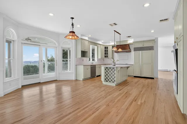 $1,899,999 | 10 Soluri Lane, Tomkins Cove, NY 10986