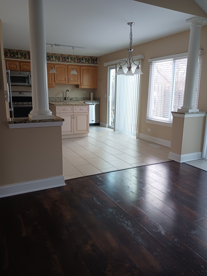 734 Colorado Court, Unit 734 Carol Stream, IL 60188 - Photo 3 of 9