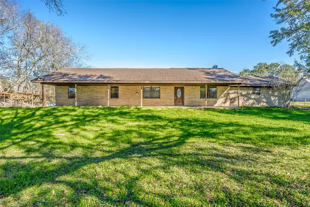 a view of a house with a yard