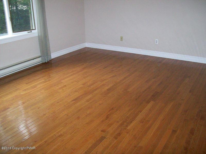201 Balson Road Stroudsburg, PA 18360 - Photo 11 of 26 Living room