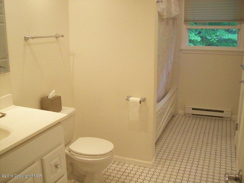201 Balson Road Stroudsburg, PA 18360 - Photo 16 of 26 Main bath