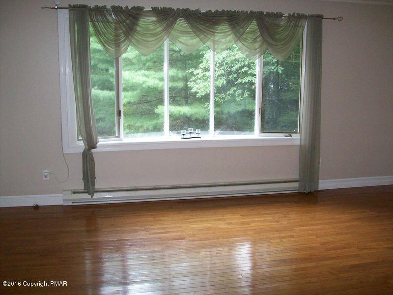 201 Balson Road Stroudsburg, PA 18360 - Photo 4 of 26 Living room