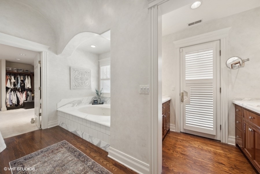 710 South County Line Road Hinsdale, IL 60521 - Photo 33 of 63 a spacious bathroom with a tub sink and mirror