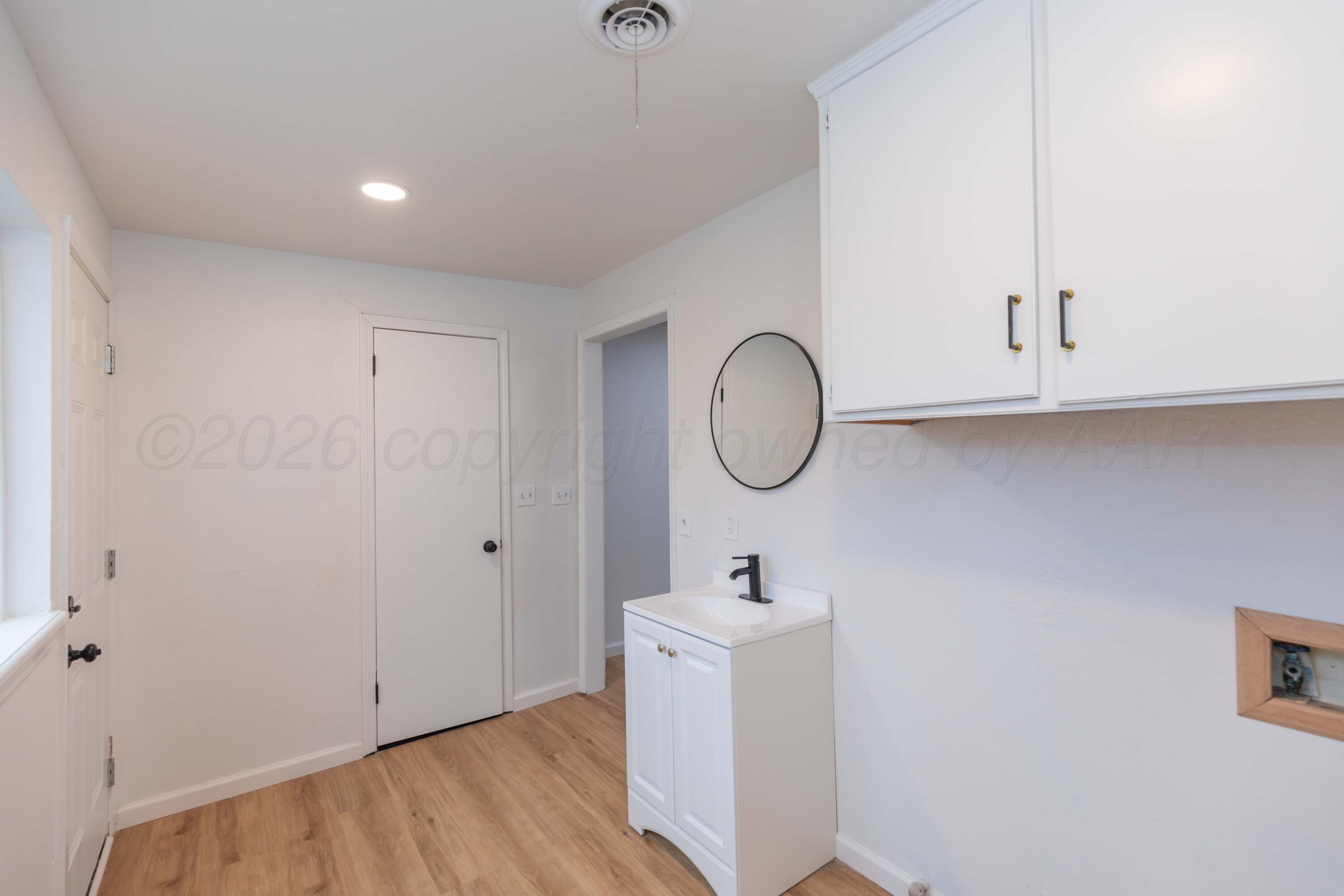 205 South Forest Street Amarillo, TX 79106 - Photo 11 of 29 a bathroom with a sink and a mirror