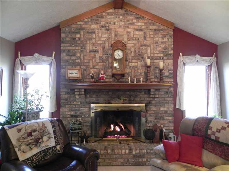 460 Cobblestone Road Avon, IN 46123 - Photo 4 of 24 Gallery Image 4