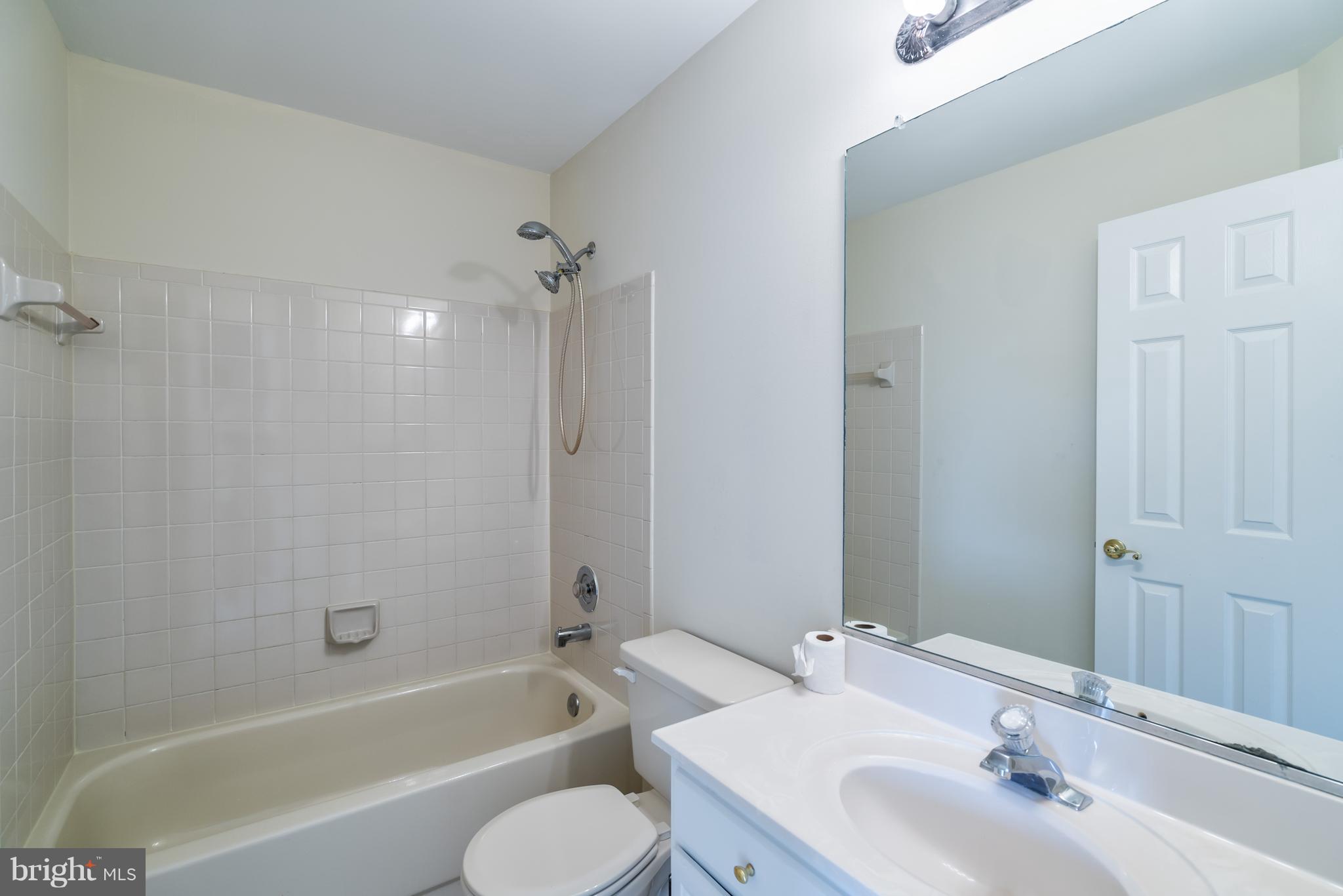 46869 Rabbitrun Terrace Sterling, VA 20164 - Photo 19 of 29 Full Hall Bath