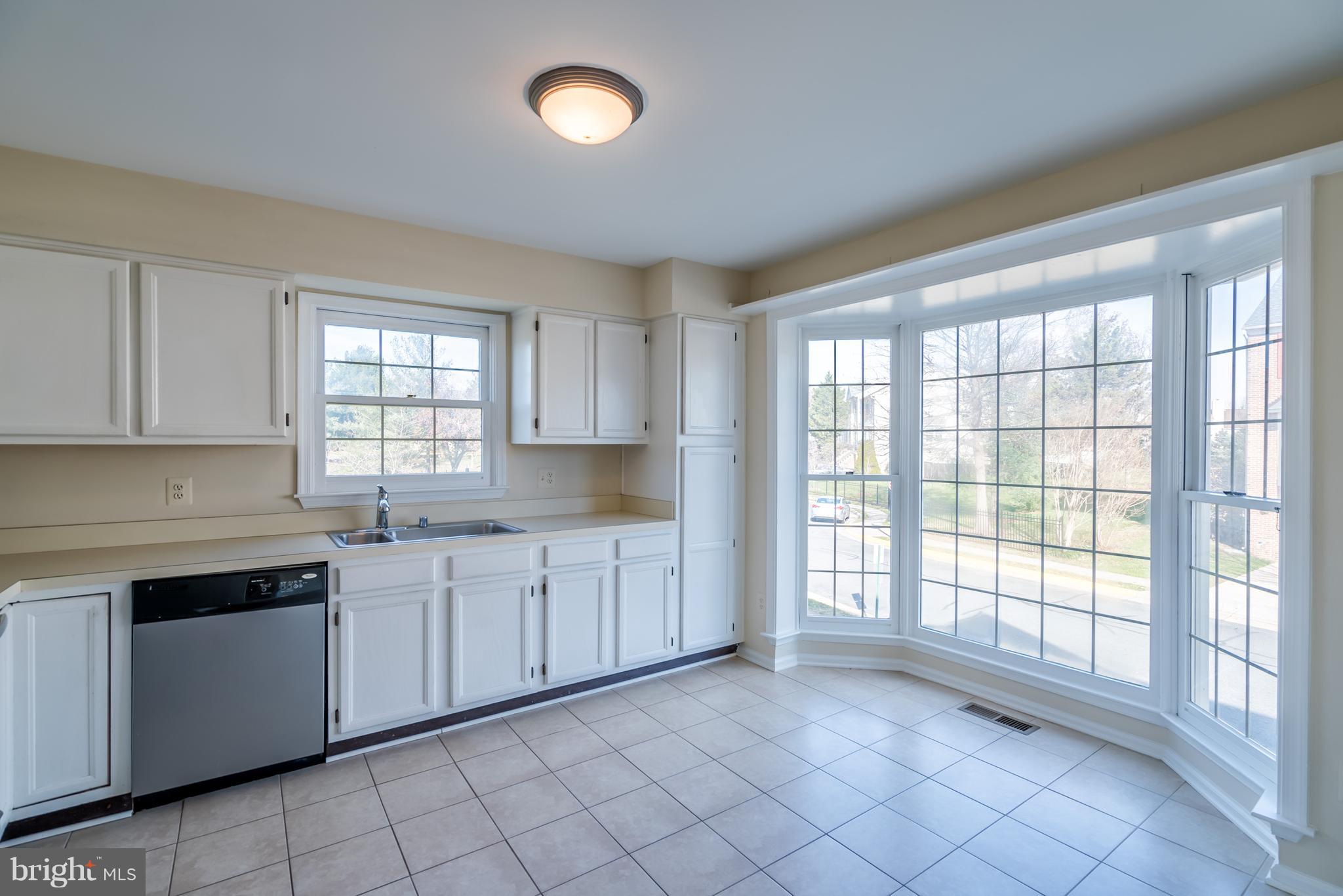 46869 Rabbitrun Terrace Sterling, VA 20164 - Photo 4 of 29 Bright Kitchen with Bay Window