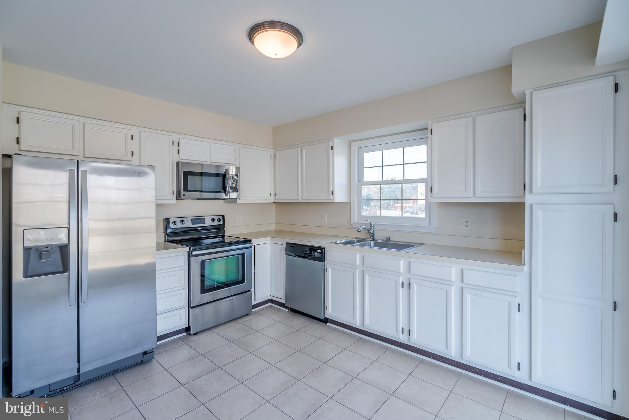46869 Rabbitrun Terrace Sterling, VA 20164 - Photo 5 of 29 Ample Cabinetry and SS Appliances