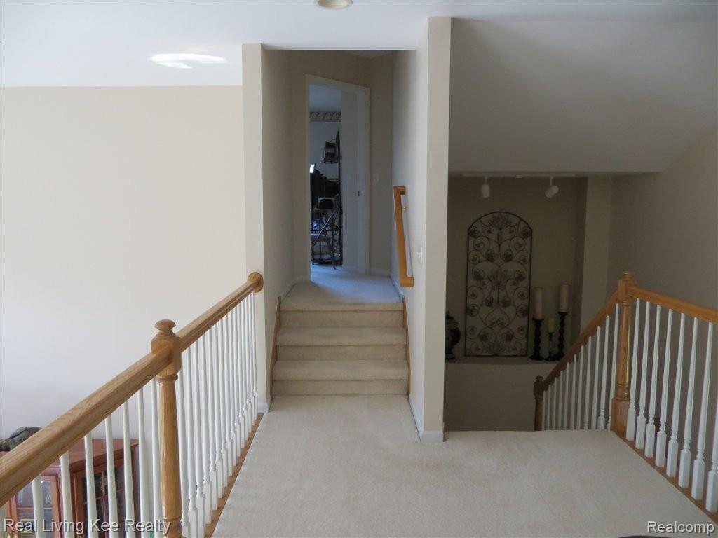 549 Springside Court Rochester, MI 48306 - Photo 20 of 25 Hallway into bedroomJPG