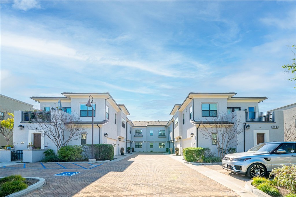 172 Follyhatch Irvine, CA 92618 - Photo 38 of 39 a view of building with cars parked across