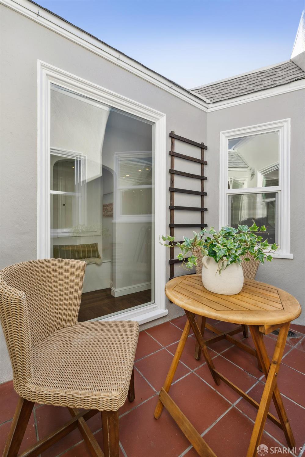 1675 29th Avenue San Francisco, CA 94122 - Photo 21 of 61 a living room with furniture and a potted plant