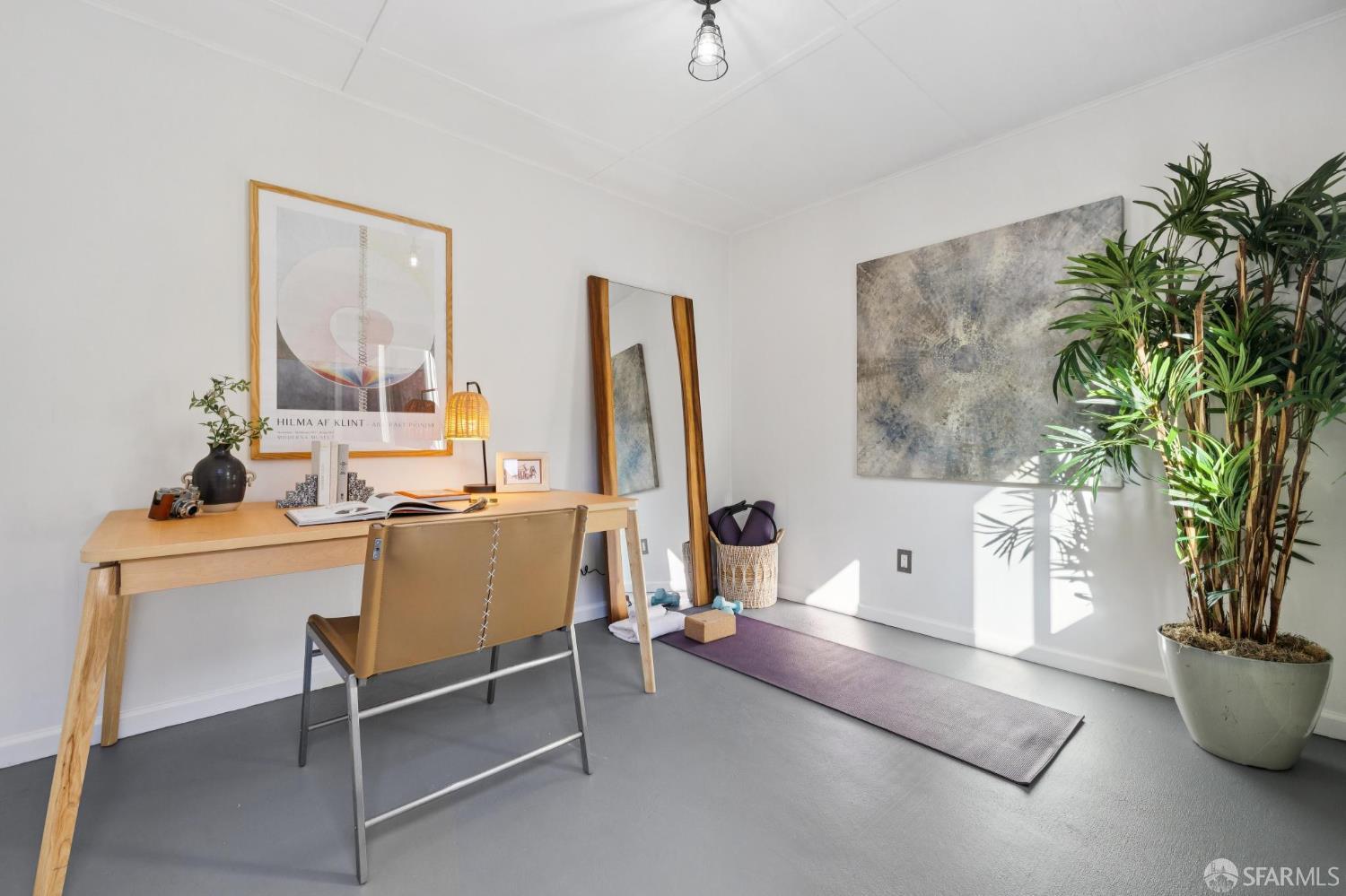 1675 29th Avenue San Francisco, CA 94122 - Photo 57 of 61 a living room with furniture and a potted plant