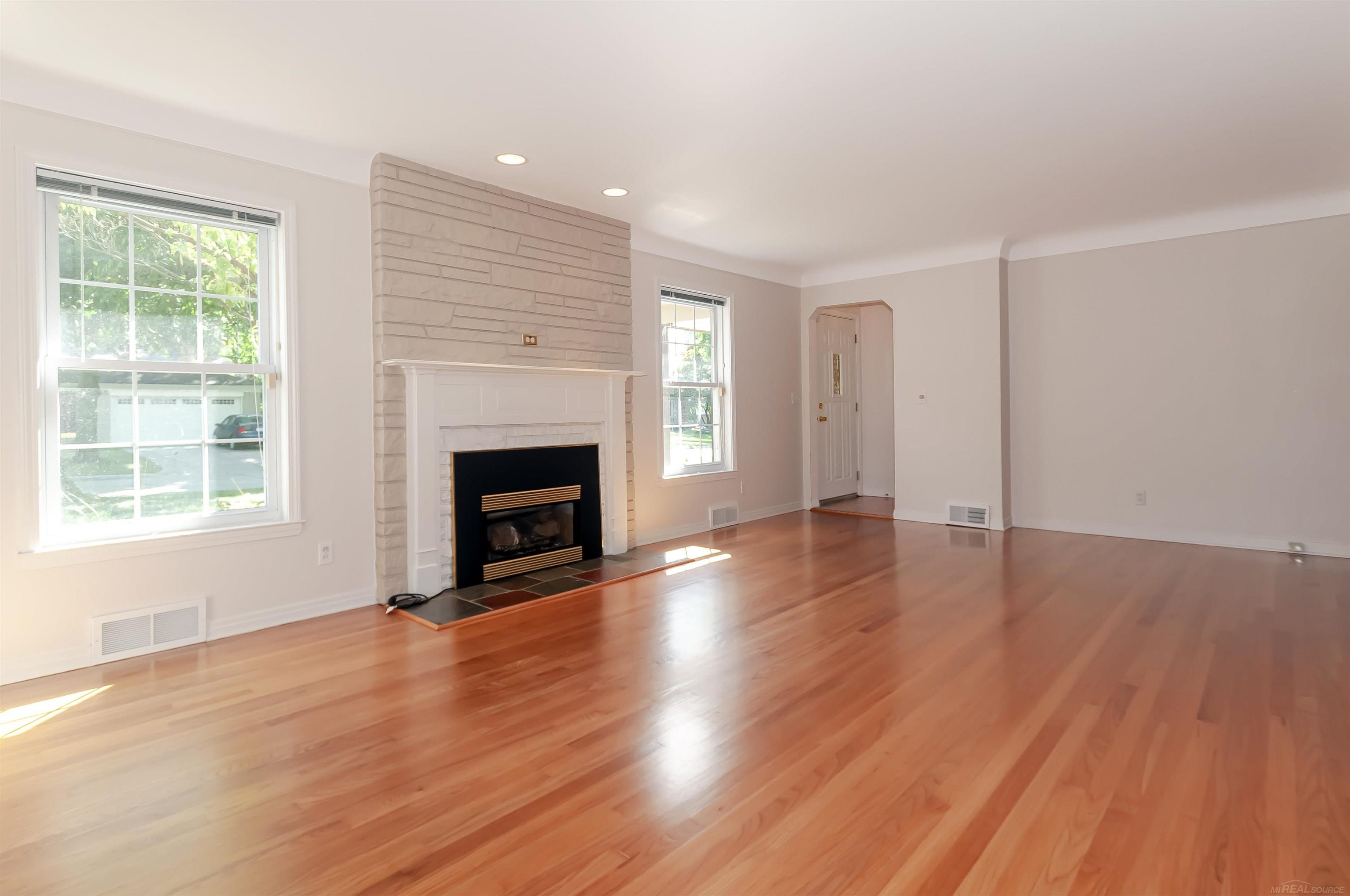880 Shoreham Road Grosse Pointe Woods, MI 48236 - Photo 6 of 46