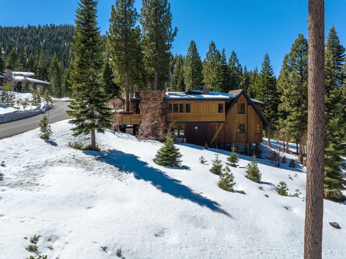 2532 North Summit Place Truckee, CA 96161 - Photo 6 of 18 a view of backyard of the house
