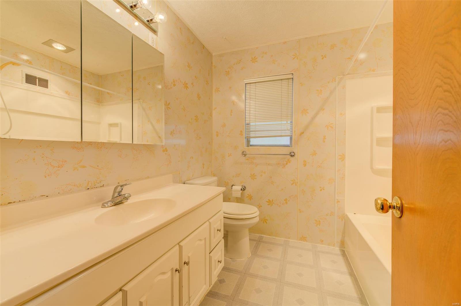 9091 Patrick Drive St. Louis, MO 63114 - Photo 13 of 34