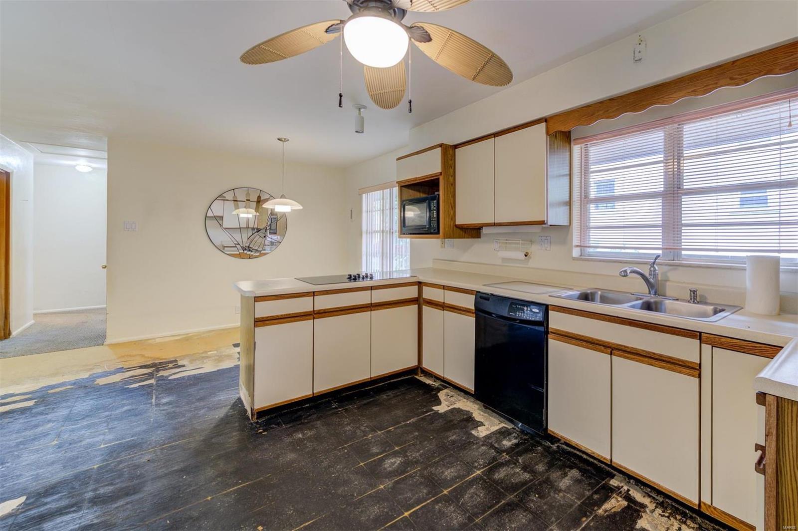 9091 Patrick Drive St. Louis, MO 63114 - Photo 8 of 34