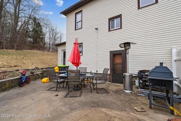 a view of back yard of the house