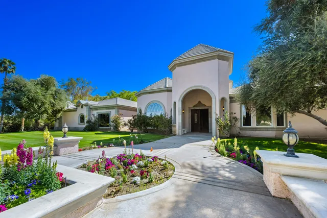 a view of entryway with a hallway and a livingroom view