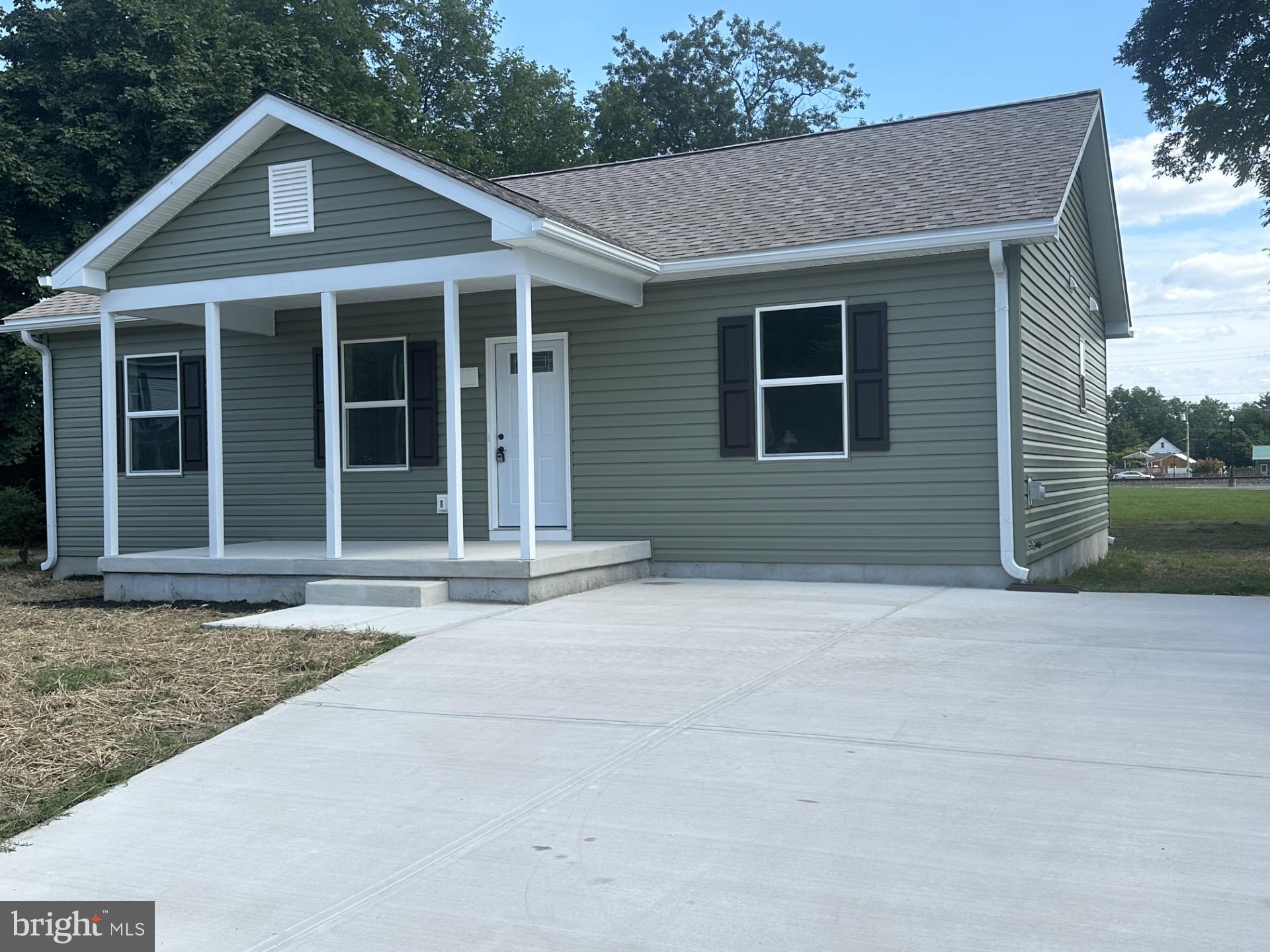107 Broad Street Hurlock, MD 21643 - Photo 2 of 34 Front with driveway