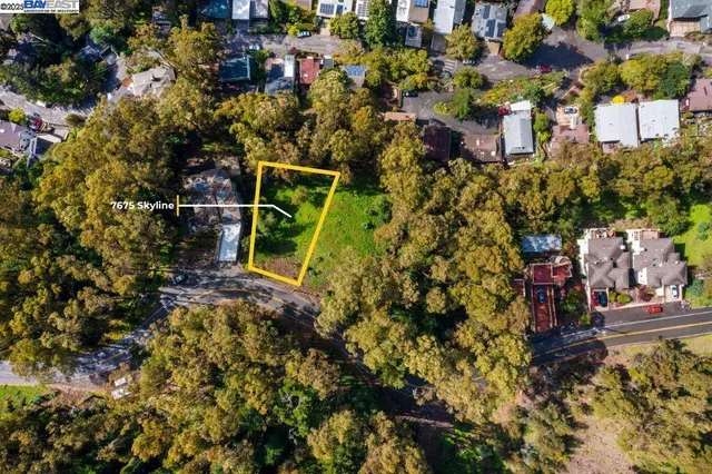 a view of a back yard from a balcony