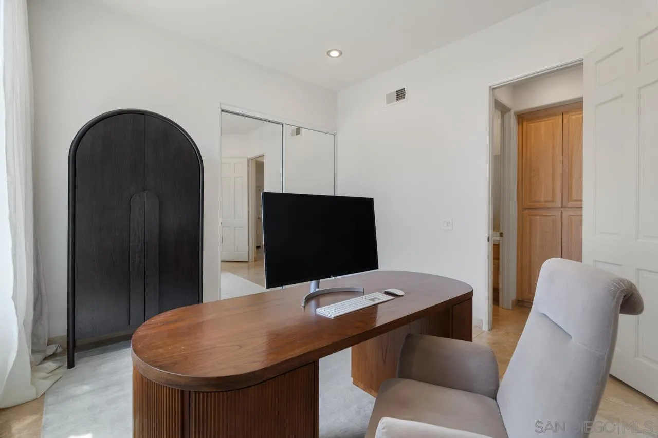9678 Claiborne Square La Jolla, CA 92037 - Photo 27 of 38 a living room with furniture